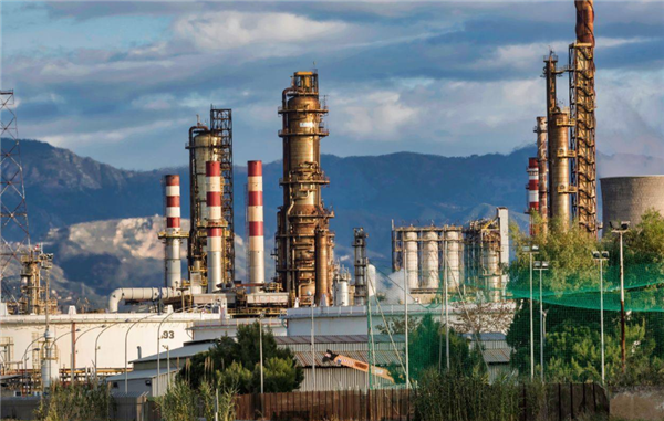 石油化工厂中安装可燃气体检测仪确保安全生产